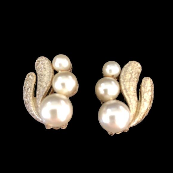 Signed Coro Faux Pearl & Textured Gold Tone Metal Leaf Nature Huggie Earrings - Picture 5 of 12